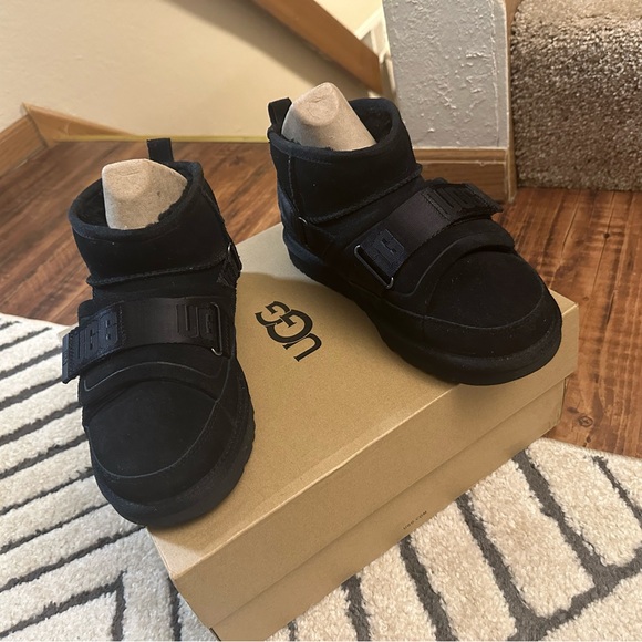 UGG | Classic Ultra Mini Hybrid Boot in Black, size 8 - Picture 4 of 7